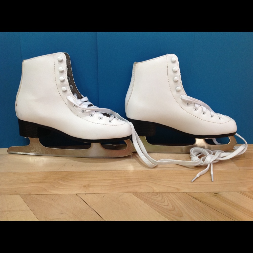 Women's figure skates